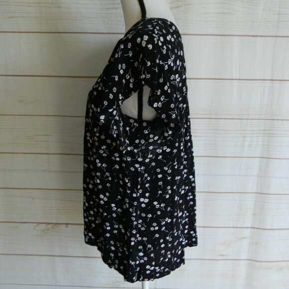 SANCTUARY BLACK FLORAL SHORT SLEEVE V-NECK BLOUSE TOP SZ M BOHO ARTSY - Picture 2 of 3
